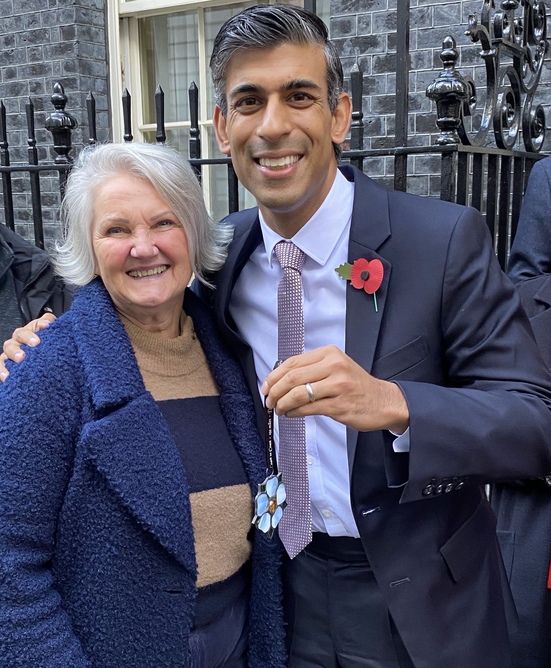 Rishi Sunak with Christine Robinson and the hand-crafted stained glass Yorkshire rose she made him